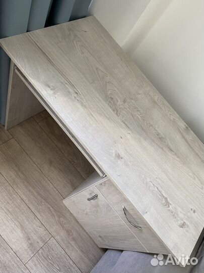 Письменный компьютерный стол