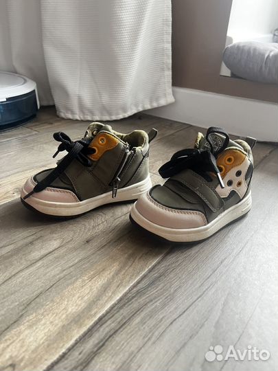 Кроссовки детские 22