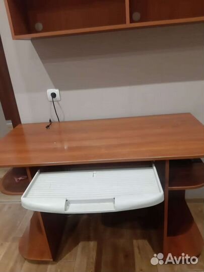 Полка настенная и стол письменный
