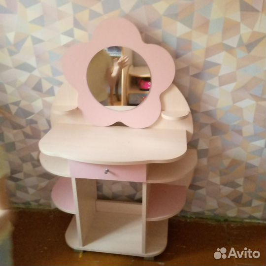 Столик для девочки