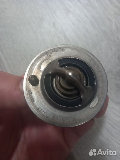 Термостат в сборе с корпусом на Ford Fusion