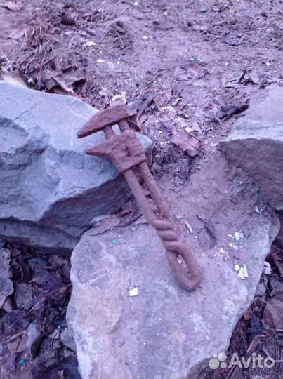 Старинный разводной ключ, не восстановленный