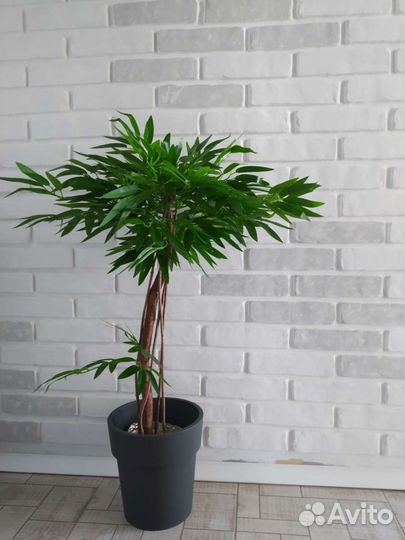 Искусственное дерево в горшке