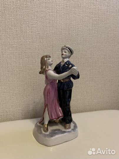 Фарфоровая статуэтка вальс