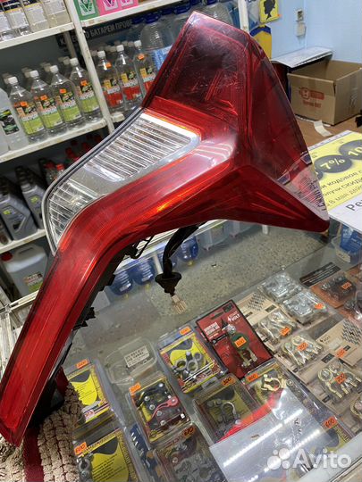 Продам фонарь задний правый 8330В002