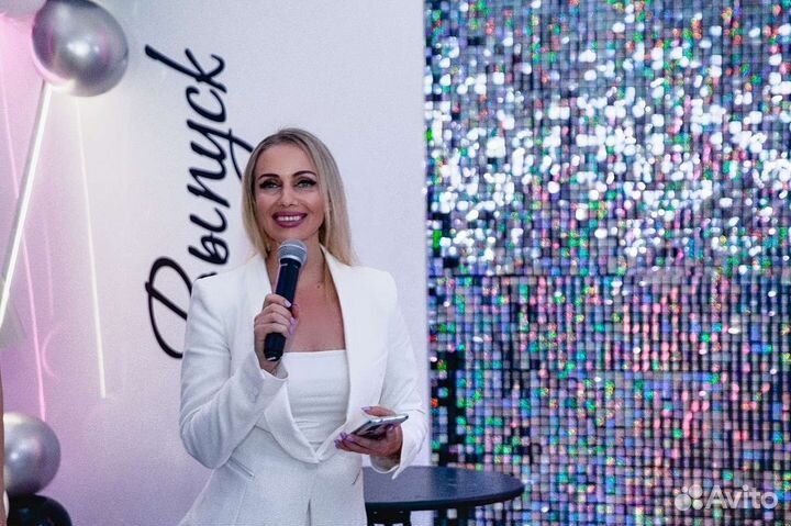 Ведущая с командой