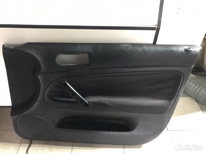 Обшивка боковой двери передняя правая Volkswagen