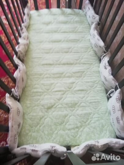 Детская кроватка с маятником