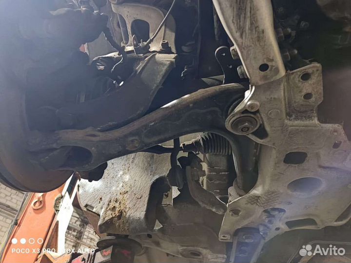 Передние нижние рычаги Пежо 407