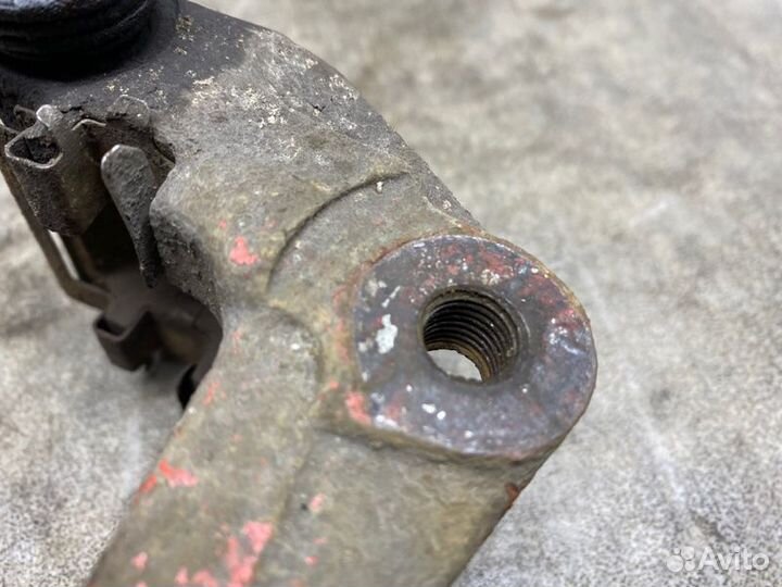 Скоба суппорта передняя Dodge Caliber USA 2.0 AT