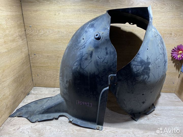 Подкрылок передний правый VW Touran 1 1704423