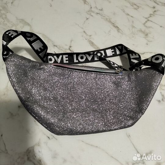 Сумка на пояс серебристого цвета