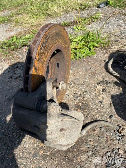 Суппорт передний MR249222 Carisma