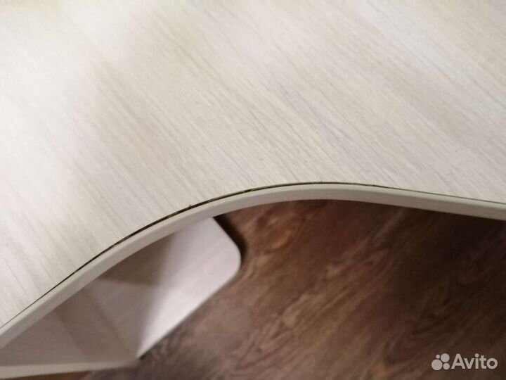 Угловой компьютерный стол