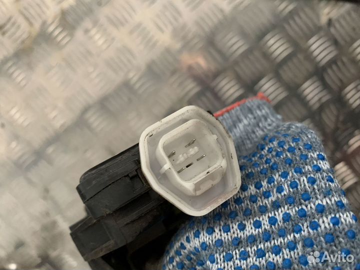 Замок двери передней левой Матрикс