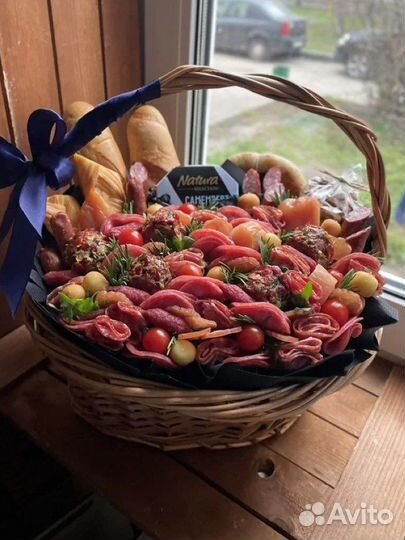 Мужской букет. Корзина с закусками