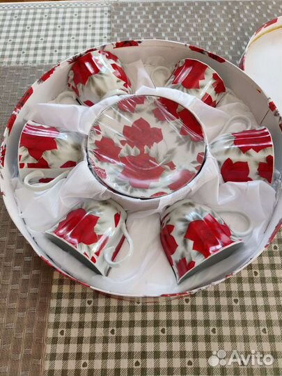 Чайный сервиз новый в коробке и чайник