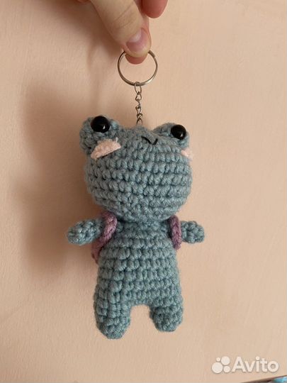 Вязаный брелок игрушка жабка лягушка