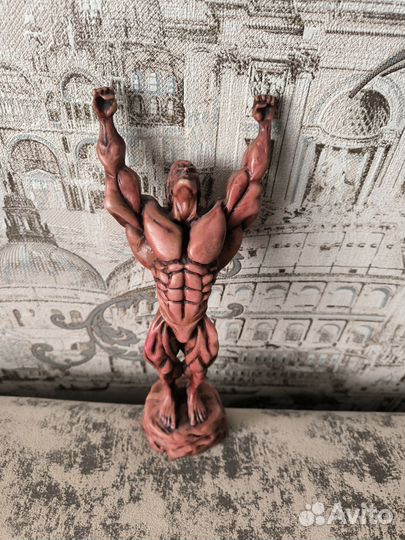 Скульптура спортсмена бодибилдер