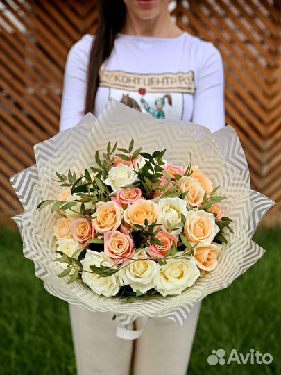 Цветы розы розово-персиковые Доставка 24/7