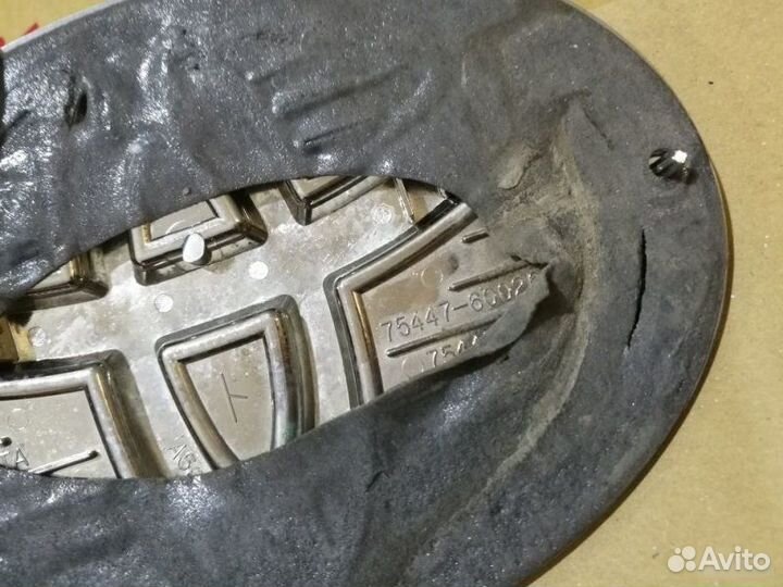 Эмблема багажника Toyota Land Cruiser Prado 150