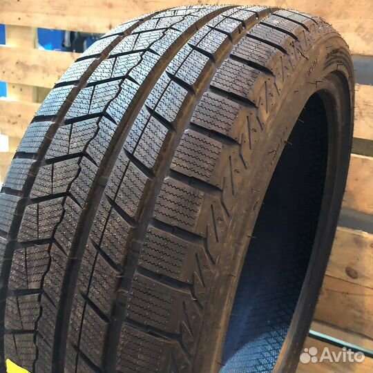 Roadmarch Snowrover 868 205/50 R17 93H