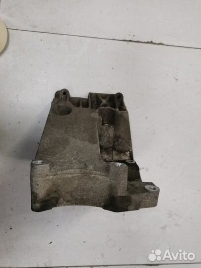 Кронштейн компрессора кондиционера Ford Focus 2