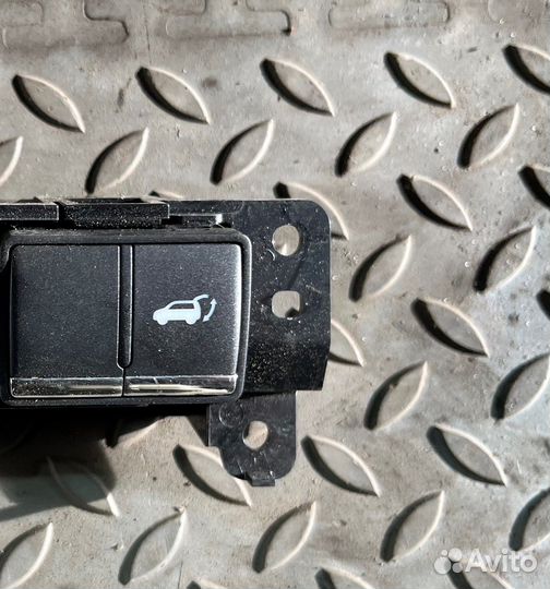 Кнопка открывания багажника (Infiniti QX56)