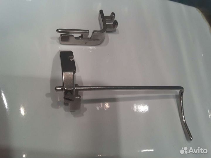 Две детали швейной машинки,лобзики,бритва