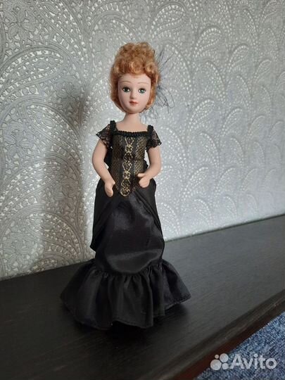 Кукла фарфоровая