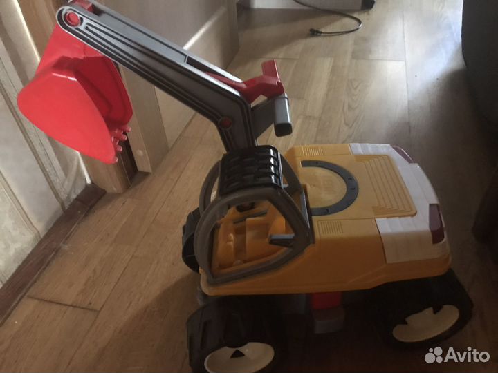 Экскаватор и машина