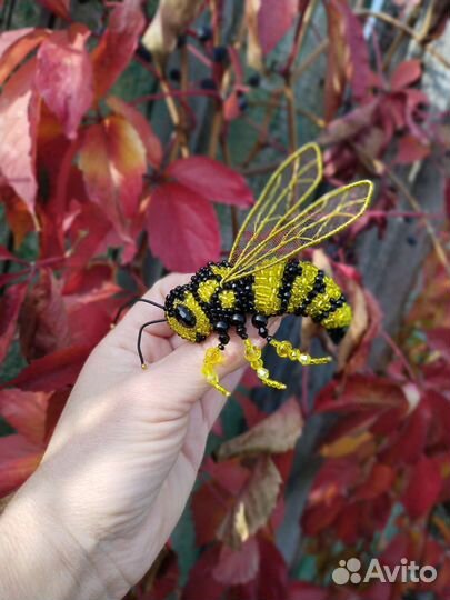 Брошь оса из бисера