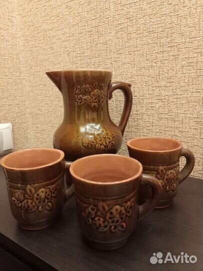 Кувшин с кружками