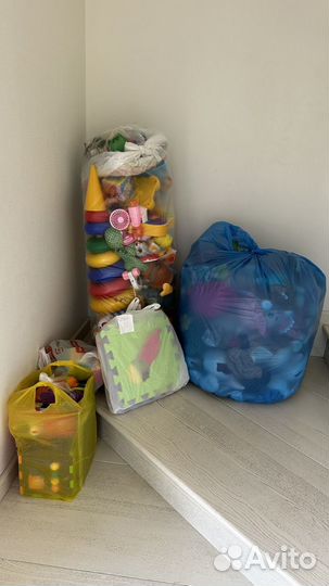 Гора игрушек пакетом