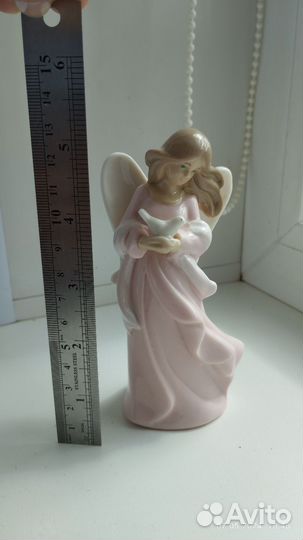 Фарфоровая статуэтка девушки с голубем