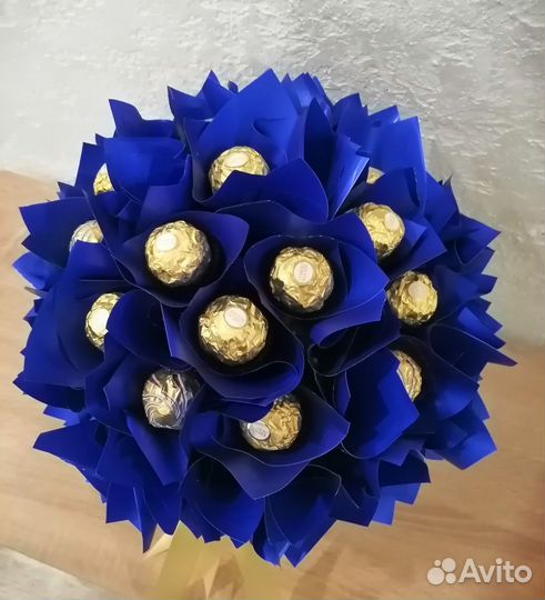 Букет из мыльных роз, из шоколада и из конфет