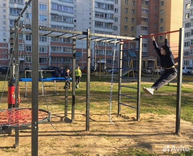 Уличный спорткомплекс с качелью
