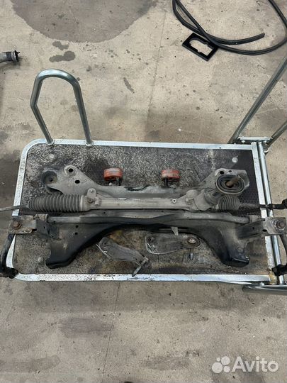 Подрамник в сборе с рулевой рейкой шкода рапид