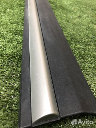 Молдинг передней левой двери джили атлас