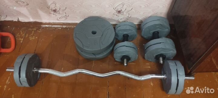 Штанга с изогнутым грифом и гантели с блинами