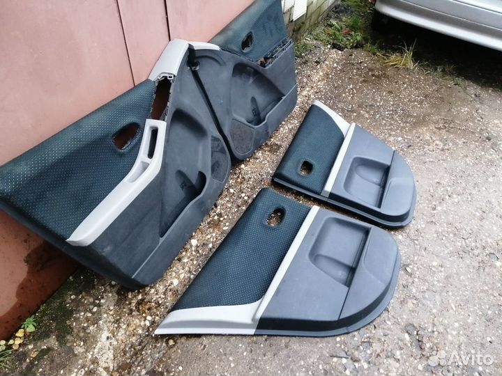 Обшивка двери Toyota Yaris Vitz 90