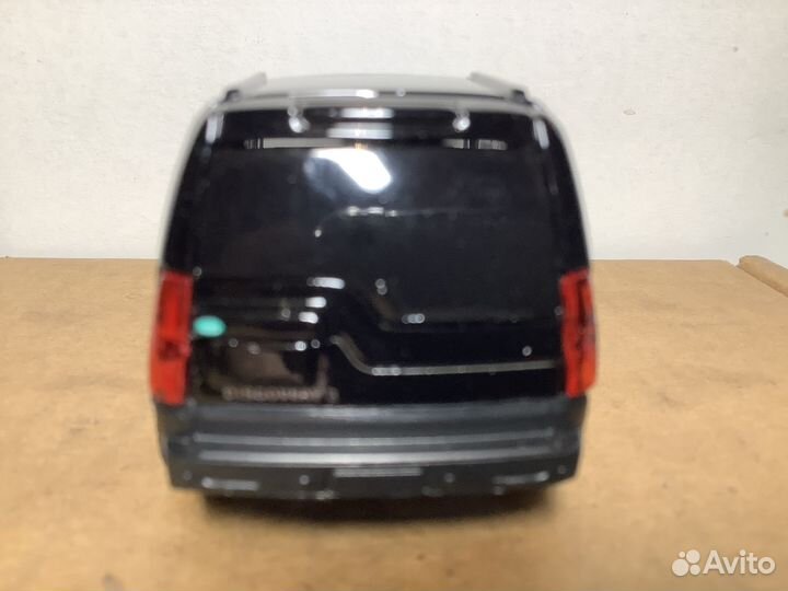Модель автомобиля Land Rover Discovery 3 1:43