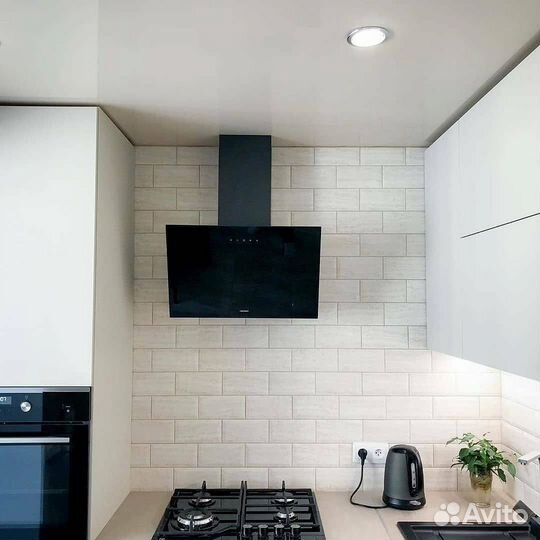 Кухня под потолок с подсветкой на заказ Омск