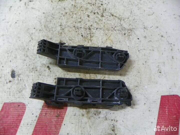 Направляющая переднего бампера Honda CR-V