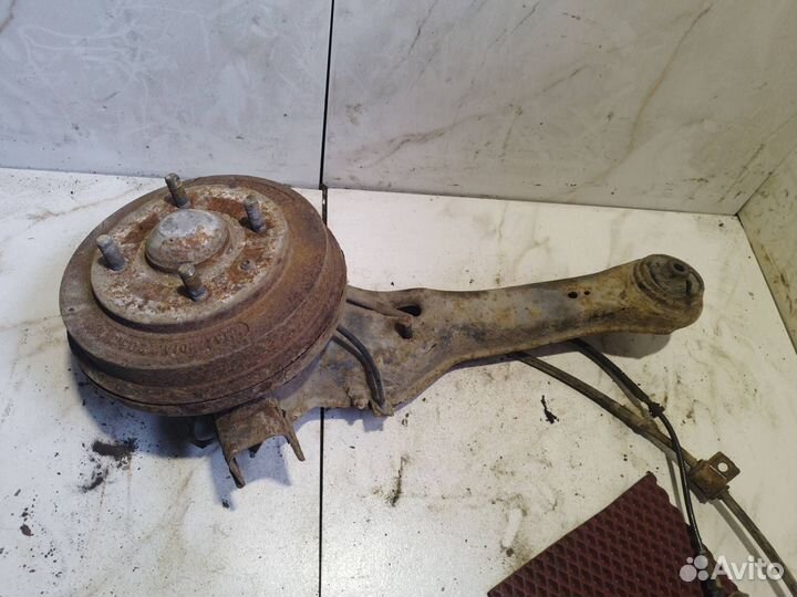 Кулак задний левый Mitsubishi Space Star DG1A 2000