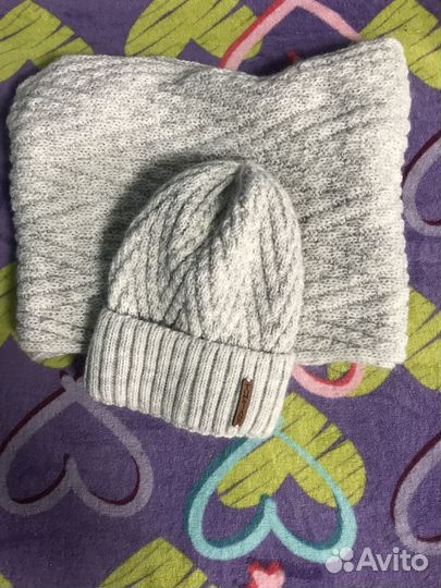 Продам новый зимний комплект женскую шапку и снуд