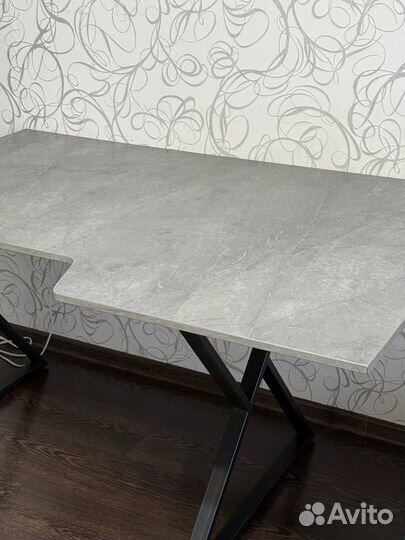 Компьютерный стол лофт с вырезом