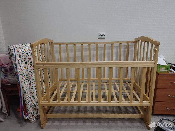 Детская кроватка с маятником