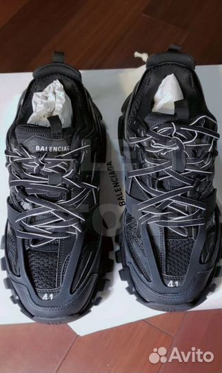 Кроссовки balenciaga track 1 black на руках