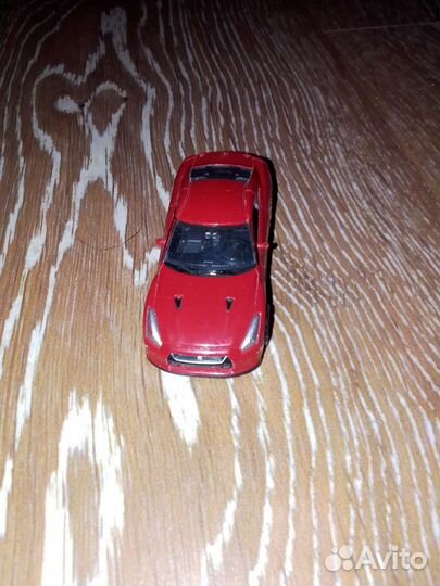 Машина nissan GTR